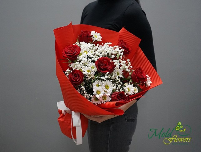 Букет с красными розами и белой хризантемой Фото